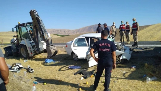 Otomobil ile kamyon çarpıştı