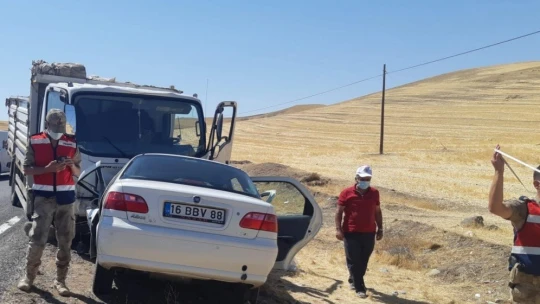 Otomobil ile kamyon çarpıştı