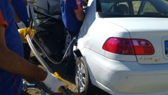 Otomobil ile kamyon çarpıştı