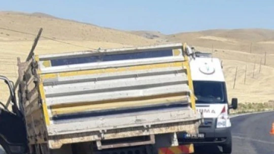 Otomobil ile kamyon çarpıştı