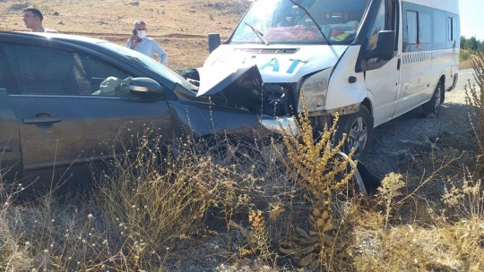 Otomobil ile minibüs çarpıştı: 11 yaralı
