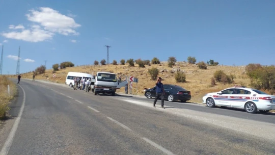 Otomobil ile minibüs çarpıştı: 11 yaralı