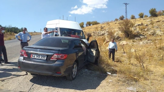 Otomobil ile minibüs çarpıştı: 11 yaralı