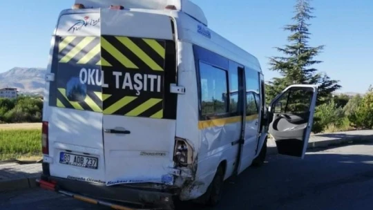 Otomobil ile minibüs çarpıştı: 1 yaralı