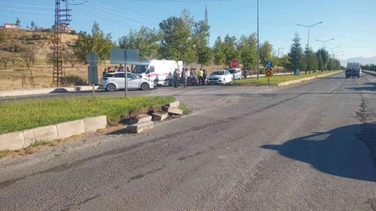 Otomobil ile minibüs çarpıştı: 1 yaralı