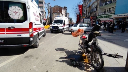 Otomobil ile motosiklet çarpıştı
