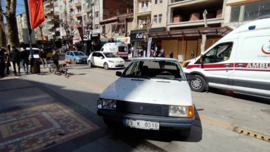 Otomobil ile motosiklet çarpıştı