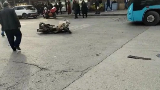 Otomobil ile motosiklet çarpıştı