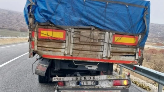 Otomobil ile tır çarpıştı