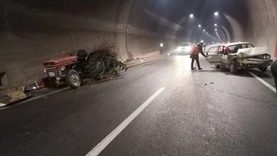 Otomobil ile traktör çarpıştı 3 kişi yaralandı