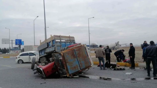 Otomobil ile traktör çarpıştı