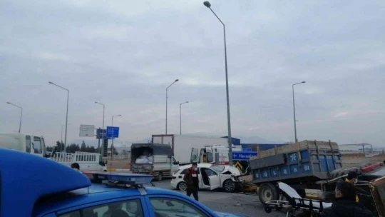 Otomobil ile traktör çarpıştı