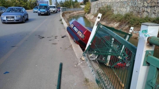 Otomobil kanala düştü