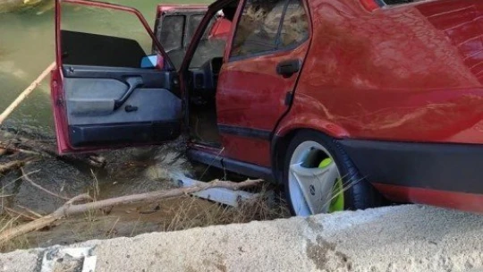 Otomobil kanala düştü