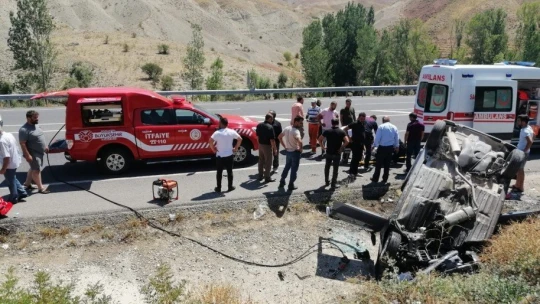 Otomobil menfez köprüsüne çarptı