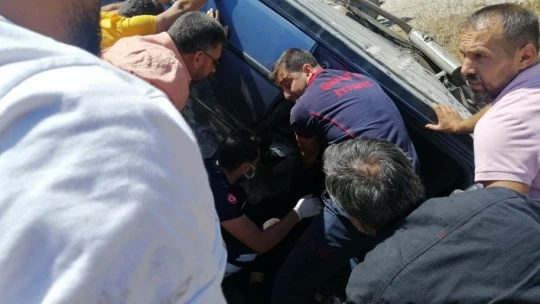 Otomobil menfez köprüsüne çarptı