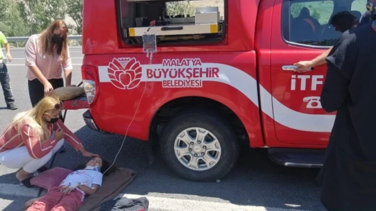 Otomobil menfez köprüsüne çarptı