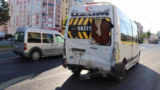 Otomobil minibüsle çarpıştı: 1 ölü, 1 yaralı