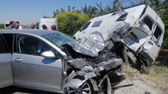 Otomobil park halindeki iki minibüse çarptı: 7 yaralı