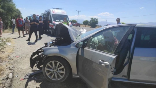 Otomobil park halindeki iki minibüse çarptı: 7 yaralı