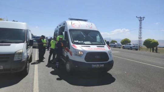 Otomobil park halindeki iki minibüse çarptı: 7 yaralı