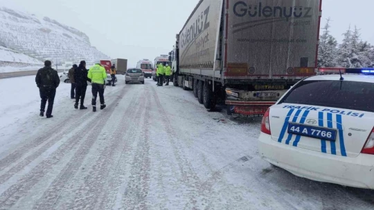 Otomobil park halindeki tıra çarptı
