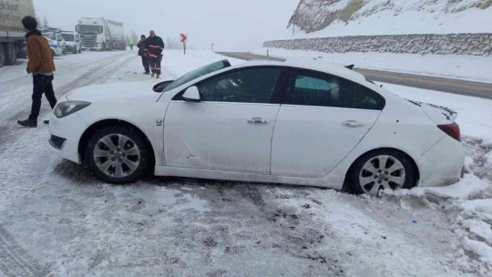 Otomobil park halindeki tıra çarptı