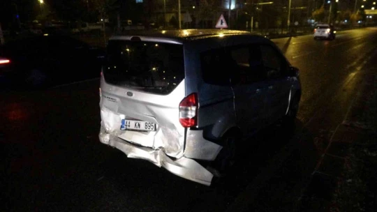 Otomobil polis aracına çarptı: 2'si polis 4 yaralı