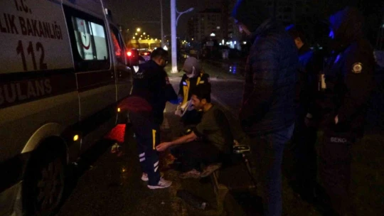 Otomobil polis aracına çarptı: 2'si polis 4 yaralı