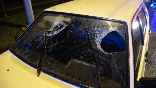 Otomobil polis aracına çarptı: 2'si polis 4 yaralı