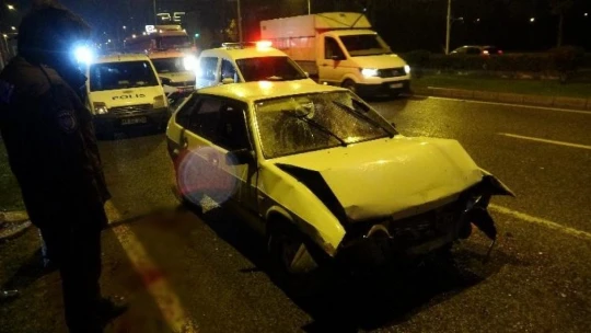 Otomobil polis aracına çarptı: 2'si polis 4 yaralı