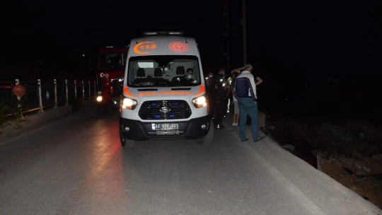 Otomobil şarampole düştü: 1'i polis 2 yaralı