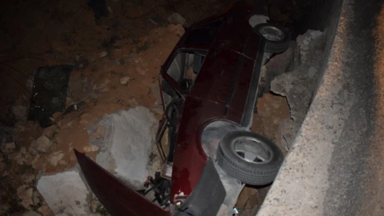 Otomobil şarampole düştü: 1'i polis 2 yaralı