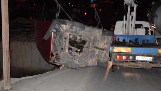 Otomobil şarampole düştü: 1'i polis 2 yaralı