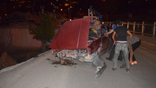 Otomobil şarampole düştü: 1'i polis 2 yaralı