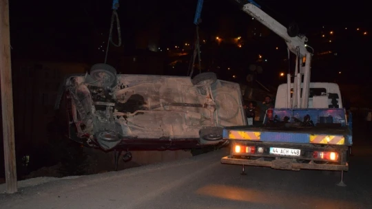 Otomobil şarampole düştü: 1'i polis 2 yaralı