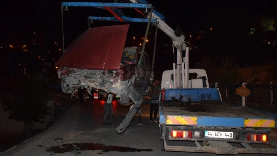 Otomobil şarampole düştü: 1'i polis 2 yaralı