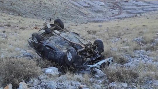 Otomobil şarampole yuvarlandı