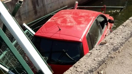 Otomobil sulama kanalına uçtu: 1 yaralı