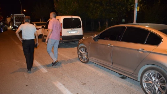 Otomobilin açılan kapısına çarpan motokurye yaralandı