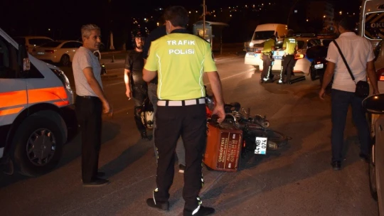 Otomobilin açılan kapısına çarpan motokurye yaralandı