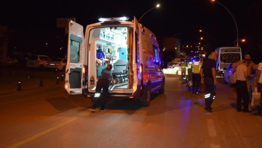 Otomobilin açılan kapısına çarpan motokurye yaralandı