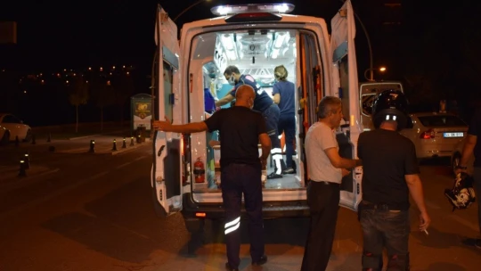 Otomobilin açılan kapısına çarpan motokurye yaralandı