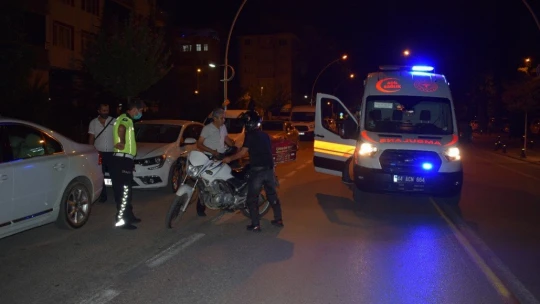 Otomobilin açılan kapısına çarpan motokurye yaralandı