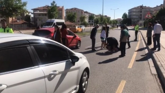 Otomobilin çarptığı kadın ağır yaralandı