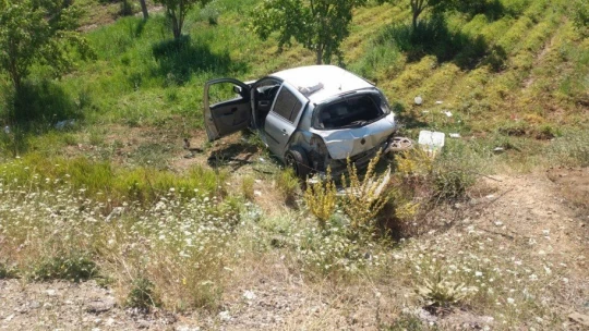 Otomobilin şarampole uçması sonucu 2 kişi yaralandı