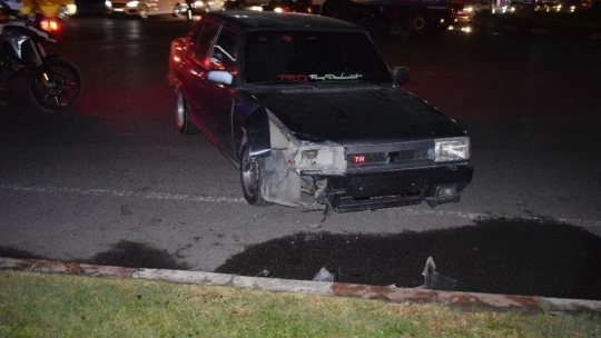 Otomobille çarpışan motosiklet hurdaya döndü: 1 yaralı