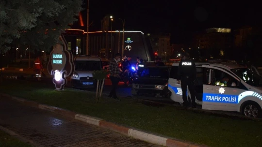 Otomobille çarpışan motosiklet hurdaya döndü: 1 yaralı