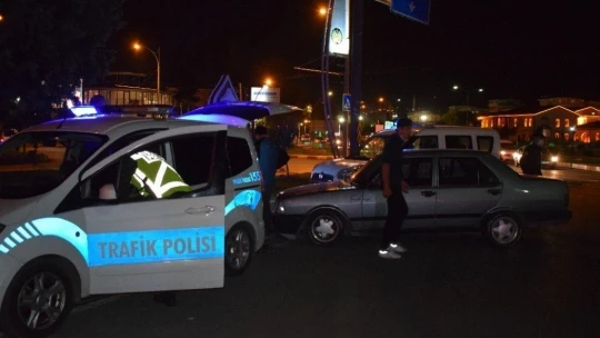 Otomobille çarpışan motosiklet hurdaya döndü: 1 yaralı