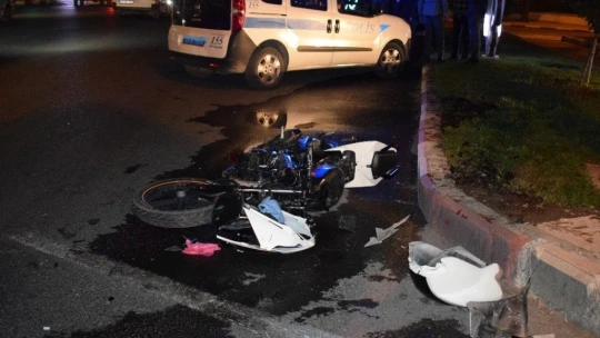 Otomobille çarpışan motosiklet hurdaya döndü: 1 yaralı